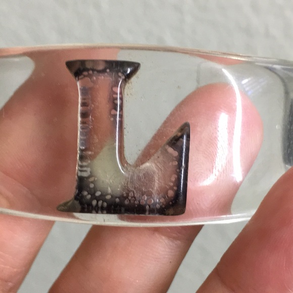 🖤Vtg clear lucite cuff bracelet with L - Picture 10 of 17